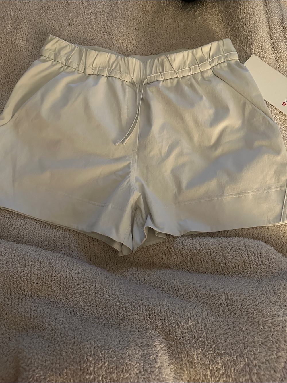Lululemon cinchable waist high rise 3.5’ . Bone size L NWT